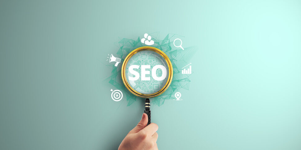 Magnifying glass focusing on "SEO" with SEO icons on a turquoise background for beMarketing's digital marketing strategies.